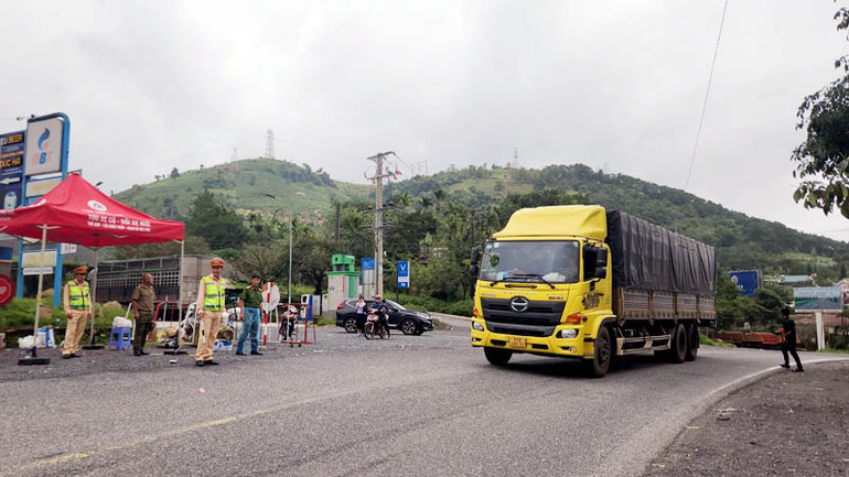 Lực lượng cảnh sát giao thông hướng dẫn lưu thông qua tuyến đèo Bảo Lộc sau vụ sạt lở vào cuối tháng 7/2023.
