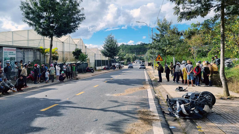 Xe tải va chạm liên hoàn với xe máy và xe con lưu thông cùng chiều.