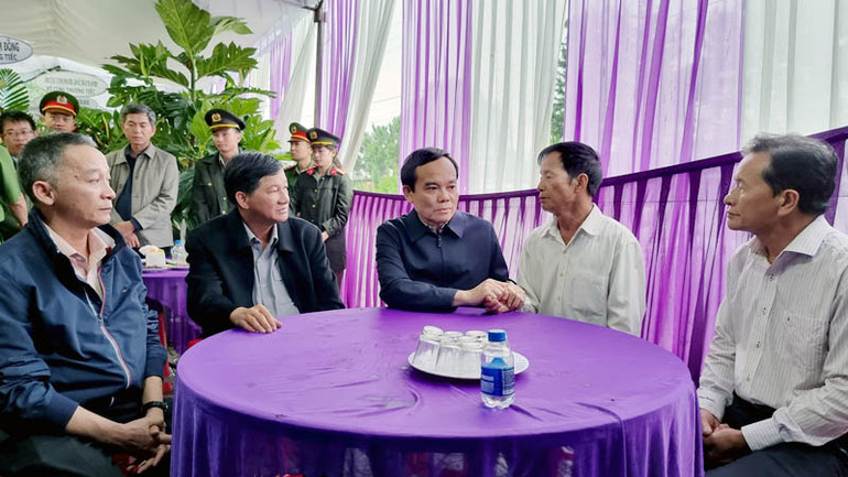 Phó Thủ tướng Trần Lưu Quang thăm hỏi, chia buồn cùng gia đình cán bộ, chiến sĩ hy sinh khi thực hiện nhiệm vụ trên đèo Bảo Lộc. Phó Thủ tướng Trần Lưu Quang thăm hỏi, chia buồn cùng gia đình cán bộ, chiến sĩ hy sinh khi thực hiện nhiệm vụ trên đèo Bảo Lộc.