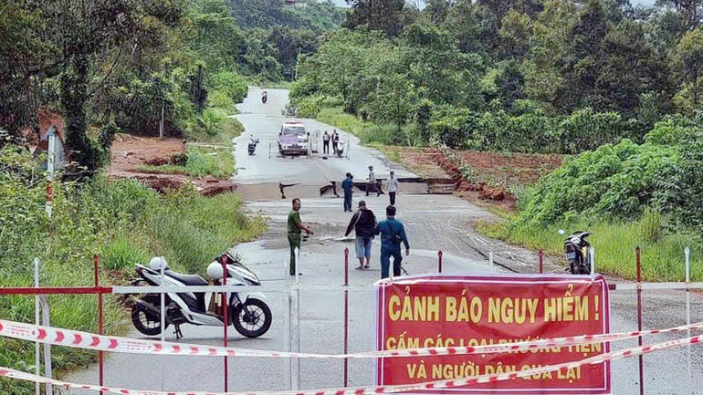 Mưa lớn gây sụt lún nghiêm trọng trên đường tránh phía nam thành phố Bảo Lộc. Mưa lớn gây sụt lún nghiêm trọng trên đường tránh phía nam thành phố Bảo Lộc.