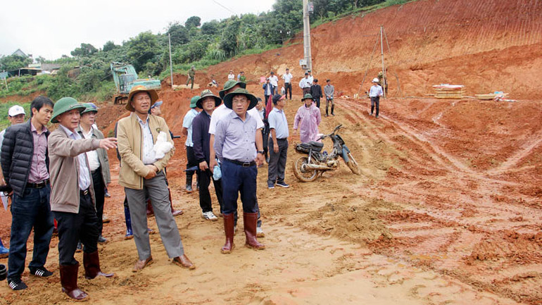 Chủ tịch Ủy ban nhân dân tỉnh Lâm Đồng Trần Văn Hiệp kiểm tra thực tế hiện trường và có những chỉ đạo xử lý sự cố.