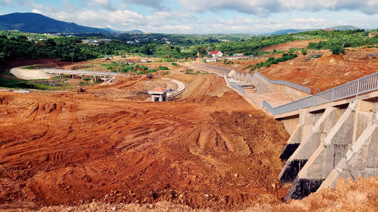 Sườn đồi vai phải đập tại công trình hồ chứa nước Đông Thanh xuất hiện một số vết nứt.