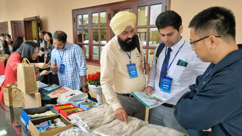 Doanh nghiệp Ấn Độ tìm hiểu sản phẩm tơ lụa của doanh nghiệp Lâm Đồng.