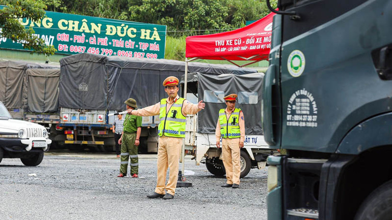 Lực lượng cảnh sát giao thông ứng trực điều tiết giao thông qua đèo Bảo Lộc. Lực lượng cảnh sát giao thông ứng trực điều tiết giao thông qua đèo Bảo Lộc.