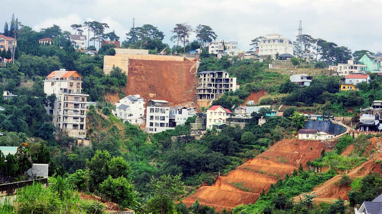 Lâm Đồng yêu cầu các địa phương kiên quyết di dời, sơ tán các hộ dân, người làm việc trong cơ quan tại khu vực có độ dốc lớn nguy hiểm, nguy cơ sạt lở đất nhằm bảo đảm tuyệt đối an toàn.