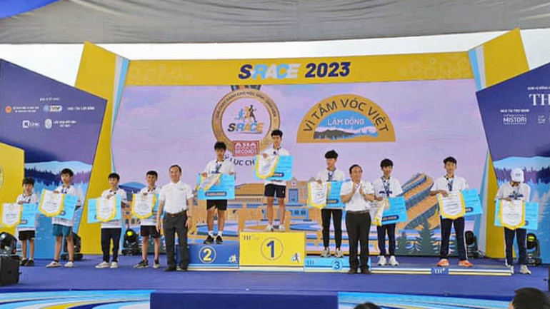 Ban tổ chức trao giải cho các vận động viên đoạt giải. Ban tổ chức trao giải cho các vận động viên đoạt giải.