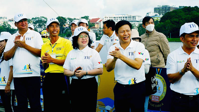 Thứ trưởng Ngô Thị Minh và các đại biểu cổ vũ các vận động viên tại S-Race 2023 Lâm Đồng. Thứ trưởng Ngô Thị Minh và các đại biểu cổ vũ các vận động viên tại S-Race 2023 Lâm Đồng.