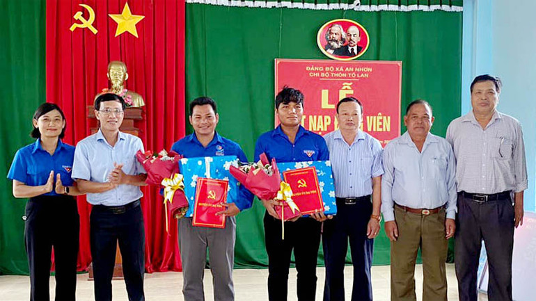 Lễ kết nạp đảng viên tại Chi bộ buôn Tố Lan, xã An Nhơn, huyện Đạ Tẻh, Lâm Đồng.