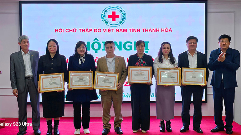 Hội Chữ thập đỏ tỉnh Thanh Hóa trao tặng Bằng khen cho các tập thể xuất sắc.