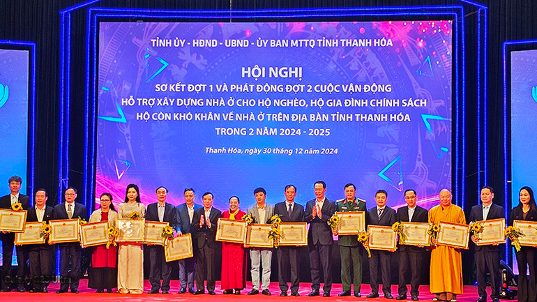 Các Phó Bí thư Tỉnh ủy Thanh Hóa trao tặng Bằng khen cho các đơn vị, tổ chức có thành tích trong trợ giúp xây dựng nhà ở cho hộ nghèo