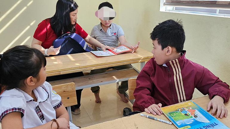 Giáo viên chỉ bảo, hướng dẫn học sinh kém may mắn.