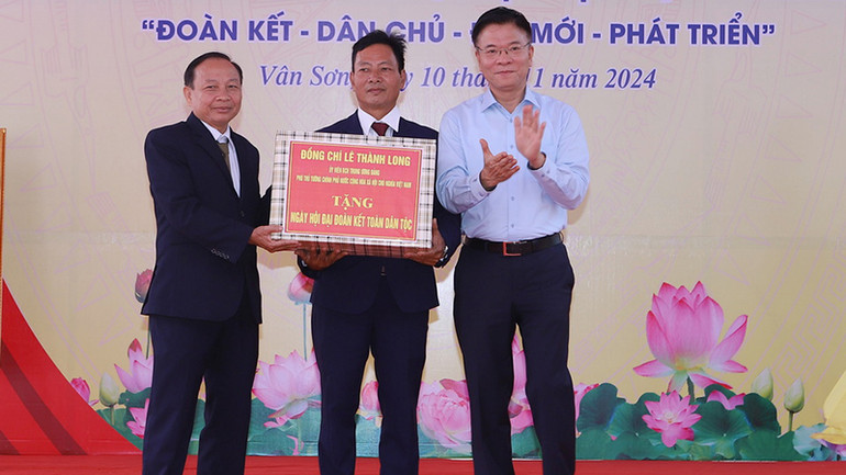 Phó Thủ tướng Lê Thành Long trao tặng quà cho Khu dân cư thôn 1, xã Vân Sơn, huyện Triệu Sơn, tỉnh Thanh Hóa. Phó Thủ tướng Lê Thành Long trao tặng quà cho Khu dân cư thôn 1, xã Vân Sơn, huyện Triệu Sơn, tỉnh Thanh Hóa.