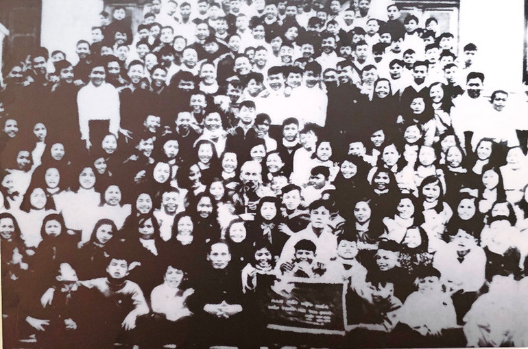 Bác Hồ với học sinh miền nam tại Phủ Chủ tịch.