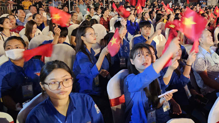 Thanh niên Thanh Hóa tham dự cầu truyền hình.