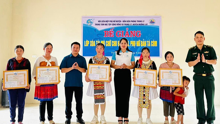 Xã Trung Lý, huyện Mường Lát khen thưởng các cá nhân ở bản Tà Cóm hoàn thành chương trình xóa mù chữ.