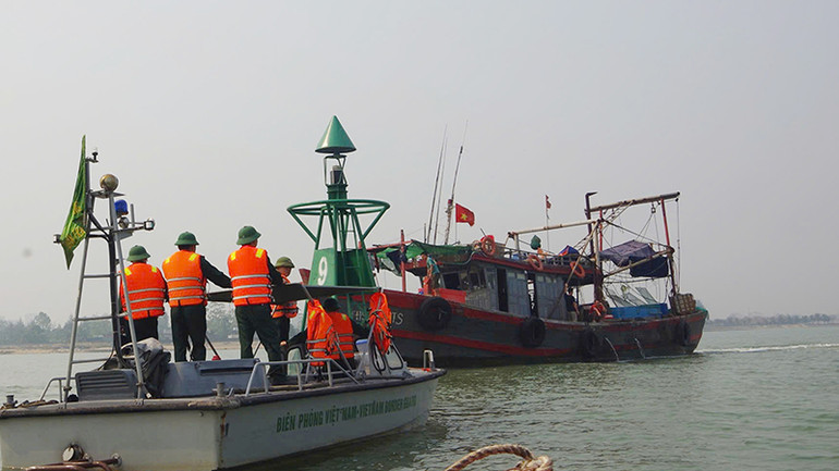 Bộ đội Biên phòng tiếp cận, kiểm tra phương tiện nghề cá.