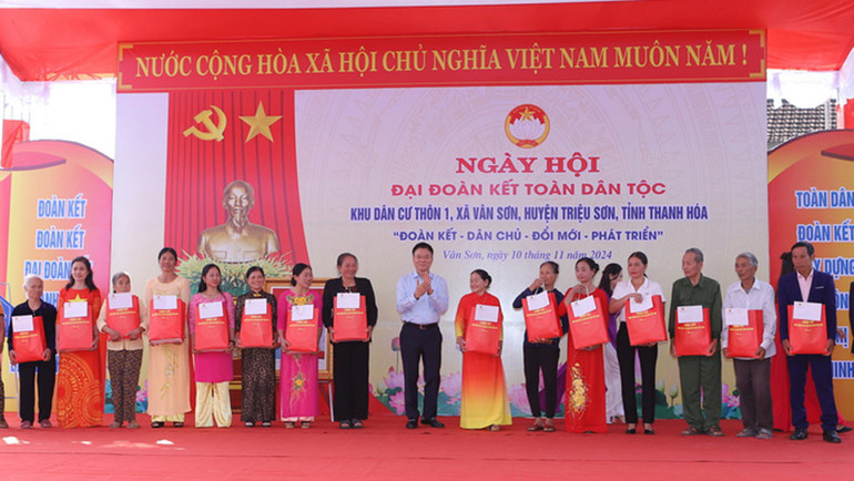 Phó Thủ tướng Chính phủ trao tặng quà cho các gia đình ở khu dân cư thôn 1, xã Vân Sơn. Phó Thủ tướng Chính phủ trao tặng quà cho các gia đình ở khu dân cư thôn 1, xã Vân Sơn.