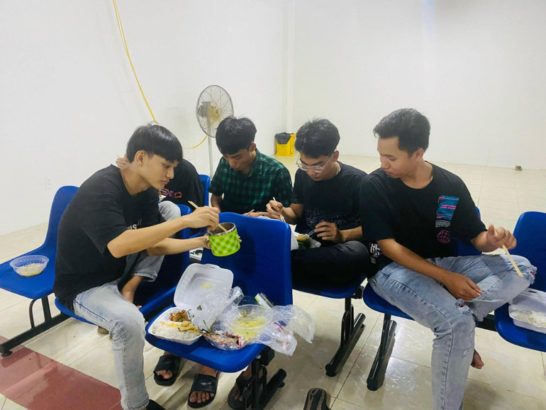 Bữa cơm vội của các em học sinh trường Trần Kỳ Phong tại khu di dời dân tập trung.