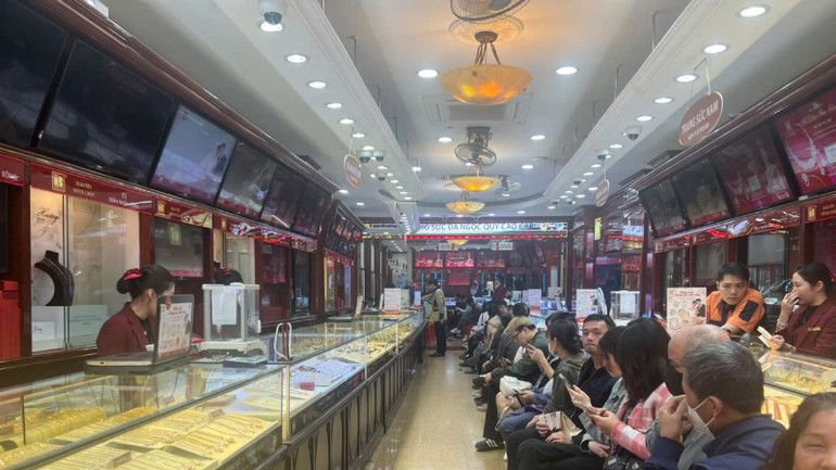 Người dân ngồi chờ đến lượt mua vàng (Ảnh: QUỲNH TRANG)