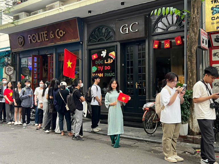 Bạn Phạm Thị Thảo Chi xếp hàng nhận phụ san của Báo Nhân Dân. Bạn Phạm Thị Thảo Chi xếp hàng nhận phụ san của Báo Nhân Dân.