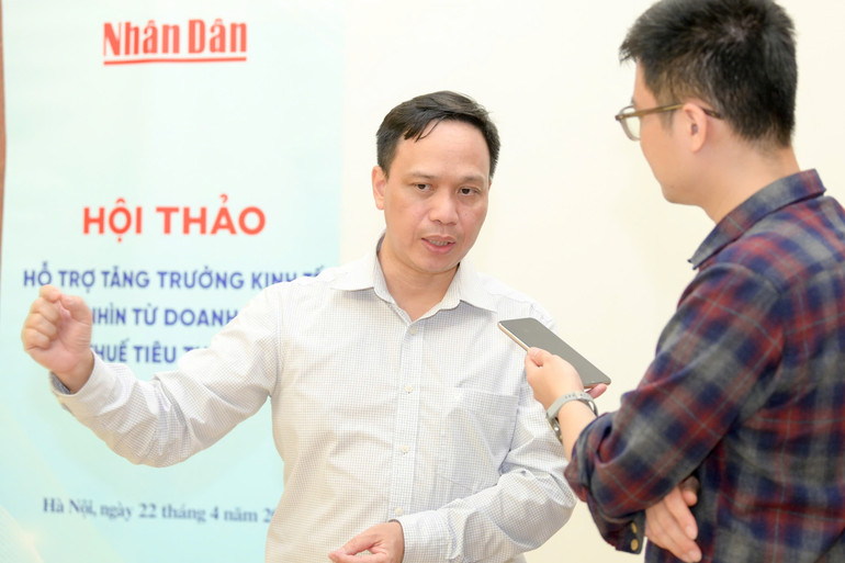 Tiến sĩ Nguyễn Quốc Việt trao đổi với Phóng viên Báo Nhân Dân. (Ảnh: THẾ ĐẠI)