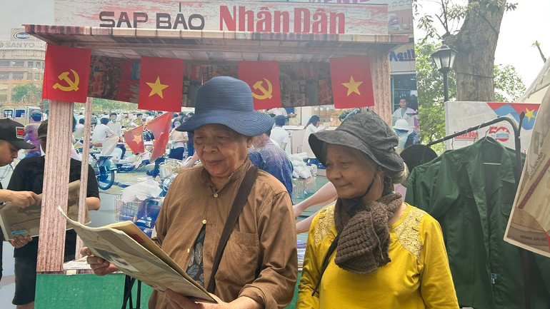 Bà Nguyễn Thị Nga xúc động khi cầm phụ san 30/4 Báo Nhân Dân trên tay. Bà Nguyễn Thị Nga xúc động khi cầm phụ san 30/4 Báo Nhân Dân trên tay.