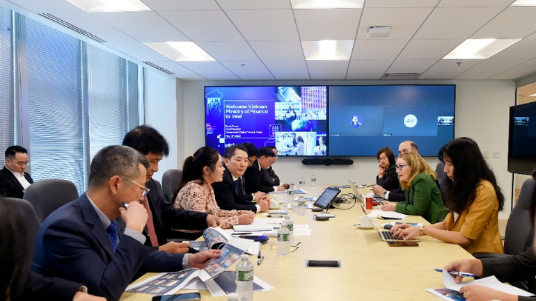 Thứ trưởng Cao Anh Tuấn làm việc với đại diện tập đoàn Intel.