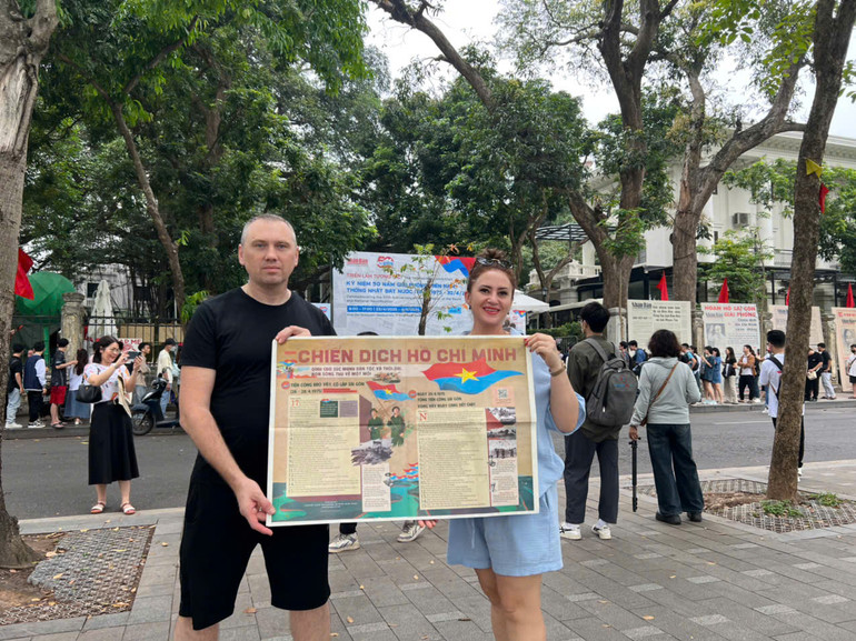 Người nước ngoài tìm hiểu lịch sử Việt Nam thông qua tờ phụ san của Báo Nhân Dân. Người nước ngoài tìm hiểu lịch sử Việt Nam thông qua tờ phụ san của Báo Nhân Dân.