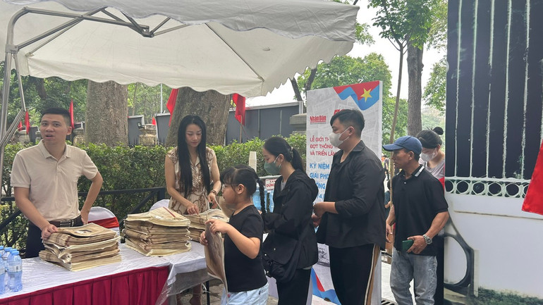 Bạn đọc nhận phụ san đặc biệt. Bạn đọc nhận phụ san đặc biệt.