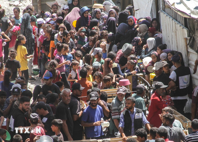 Người dân chen chúc nhận thức ăn cứu trợ tại trại tị nạn Jabalia ở Dải Gaza. (Ảnh:THX/TTXVN) Người dân chen chúc nhận thức ăn cứu trợ tại trại tị nạn Jabalia ở Dải Gaza. (Ảnh:THX/TTXVN)