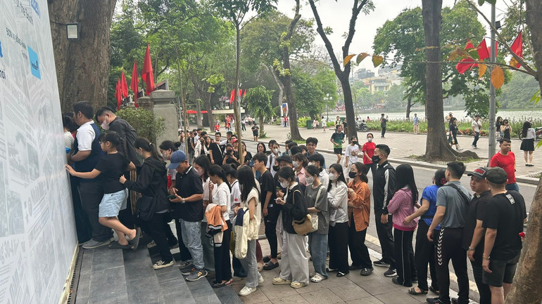 Vào nhận phụ san 30/4 tại Trụ sở Báo Nhân Dân. Vào nhận phụ san 30/4 tại Trụ sở Báo Nhân Dân.