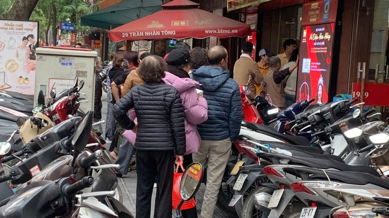 Người dân xếp hàng mua vàng trong tuần qua (ẢNH: QUỲNH TRANG)