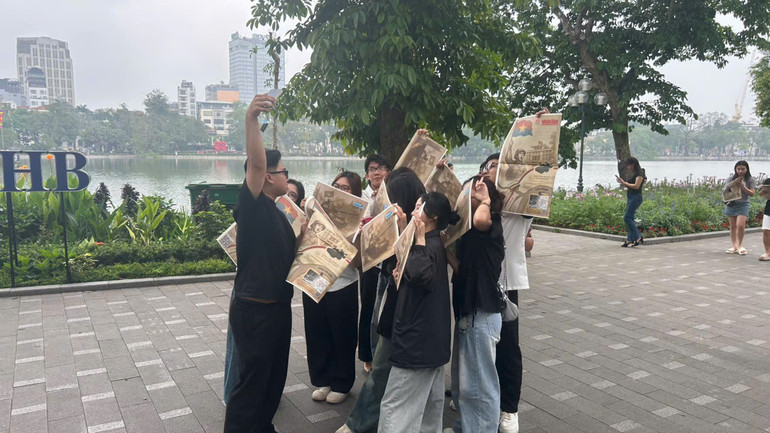 Niềm vui vỡ òa khi nhận được phụ san 30/4 của Báo Nhân Dân. Niềm vui vỡ òa khi nhận được phụ san 30/4 của Báo Nhân Dân.