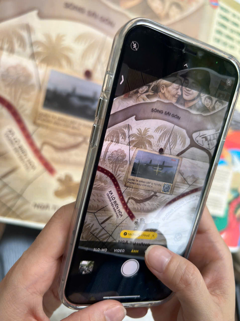 Quét mã QR trên tờ phụ san đặc biệt để tìm hiểu về Chiến dịch Hồ Chí Minh. Quét mã QR trên tờ phụ san đặc biệt để tìm hiểu về Chiến dịch Hồ Chí Minh.