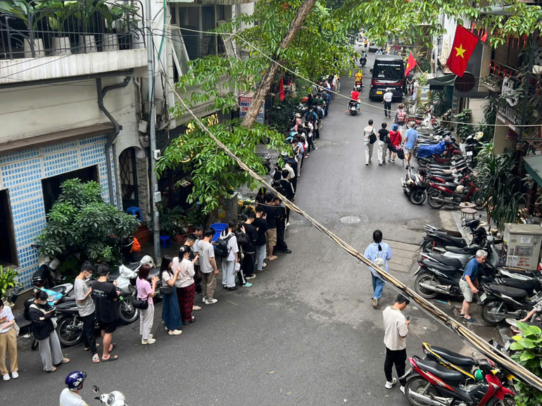 Các bạn trẻ xếp hàng từ 6 giờ sáng ngày 30/4. Các bạn trẻ xếp hàng từ 6 giờ sáng ngày 30/4.