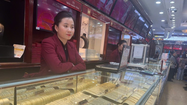 Giá vàng biến động không ngừng (Ảnh: QUỲNH TRANG)