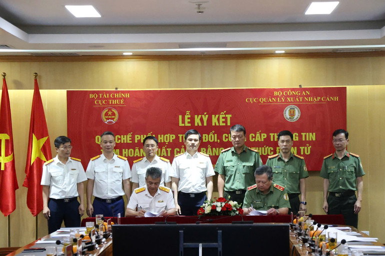 Lễ ký kết Quy chế phối hợp giữa Cục Thuế, Bộ Tài chính và Cục Quản lý xuất nhập cảnh, Bộ Công an Lễ ký kết Quy chế phối hợp giữa Cục Thuế, Bộ Tài chính và Cục Quản lý xuất nhập cảnh, Bộ Công an