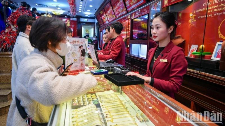 Người dân tập trung mua vàng. (Ảnh: THÀNH ĐẠT)