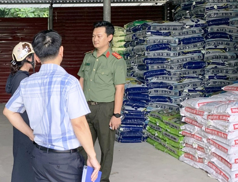 Lực lượng liên ngành kiểm tra phân bón tại kho hàng của hộ kinh doanh.
