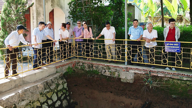 Các đại biểu tham quan di tích khảo cổ ở làng Đông Sơn, thành phố Thanh Hóa.