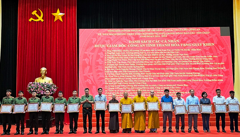 Lãnh đạo Công an tỉnh Thanh Hóa trao tặng Giấy khen cho các cá nhân có thành tích xuất sắc.