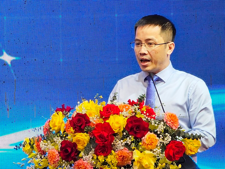 Chuyên gia tham luận trên diễn đàn. Chuyên gia tham luận trên diễn đàn.