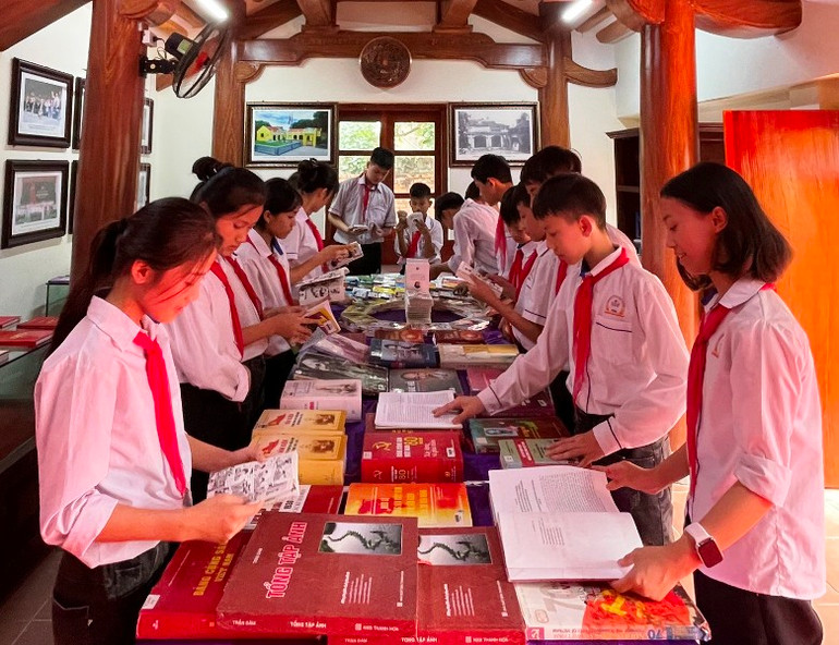 Học sinh chọn, đọc sách. Học sinh chọn, đọc sách.