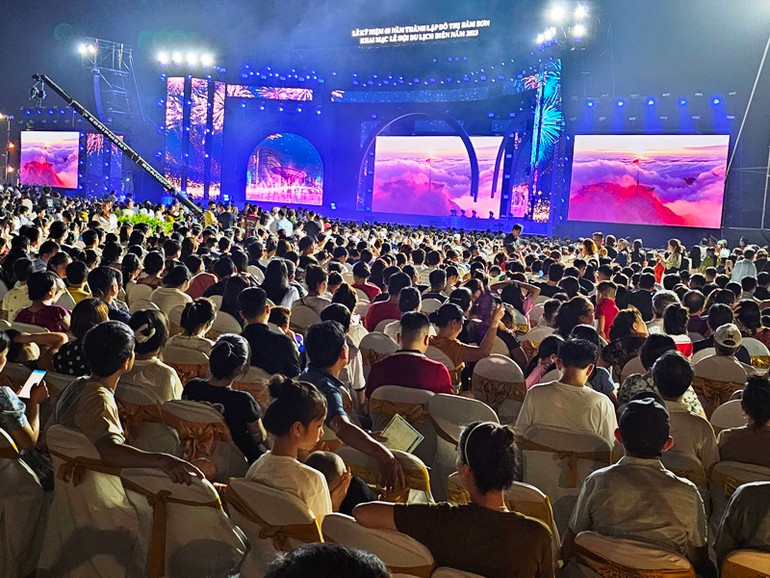 Quang cảnh Lễ kỷ niệm 60 năm đô thị Sầm Sơn và khai hội du lịch biển 2023.