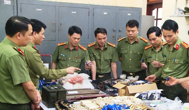 Lực lượng chức năng xem xét tang vật vụ án.