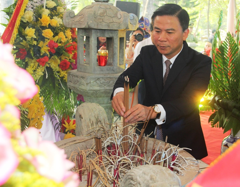 Bí thư Tỉnh ủy Thanh Hóa dâng hương tưởng niệm Lê Đại Hành hoàng đế.