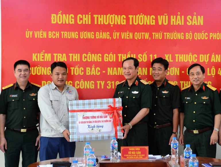 Thứ trưởng Quốc phòng tặng quà cho đơn vị thi công gói thầu 11-XL.