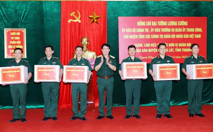 Đại tướng Lương Cường trao tặng quà cho các đơn vị vũ trang ở vùng cao biên giới tỉnh Thanh Hóa.