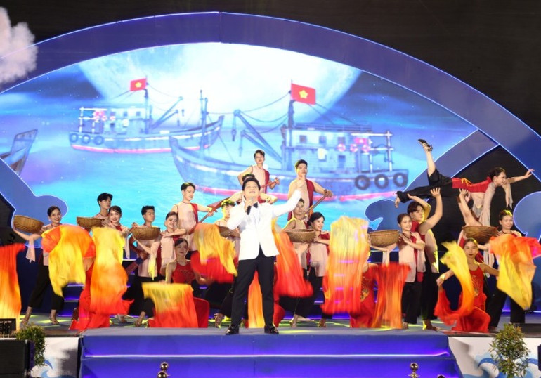 Ca sĩ Trọng Tấn cùng tốp múa thể hiện ca khúc "Bình minh trên đại dương".