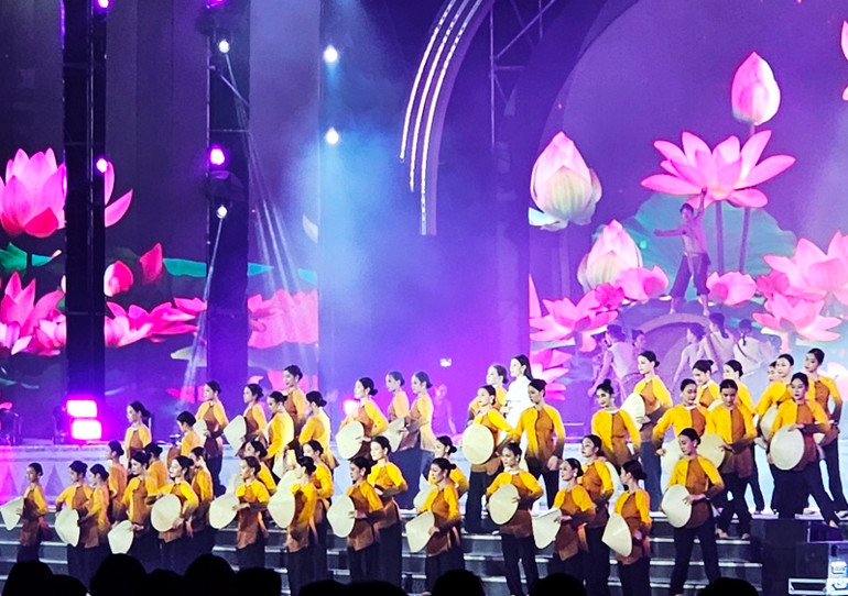 Tiết mục "Sầm Sơn in dấu chân Người" trong đêm hội Sầm Sơn 2023.